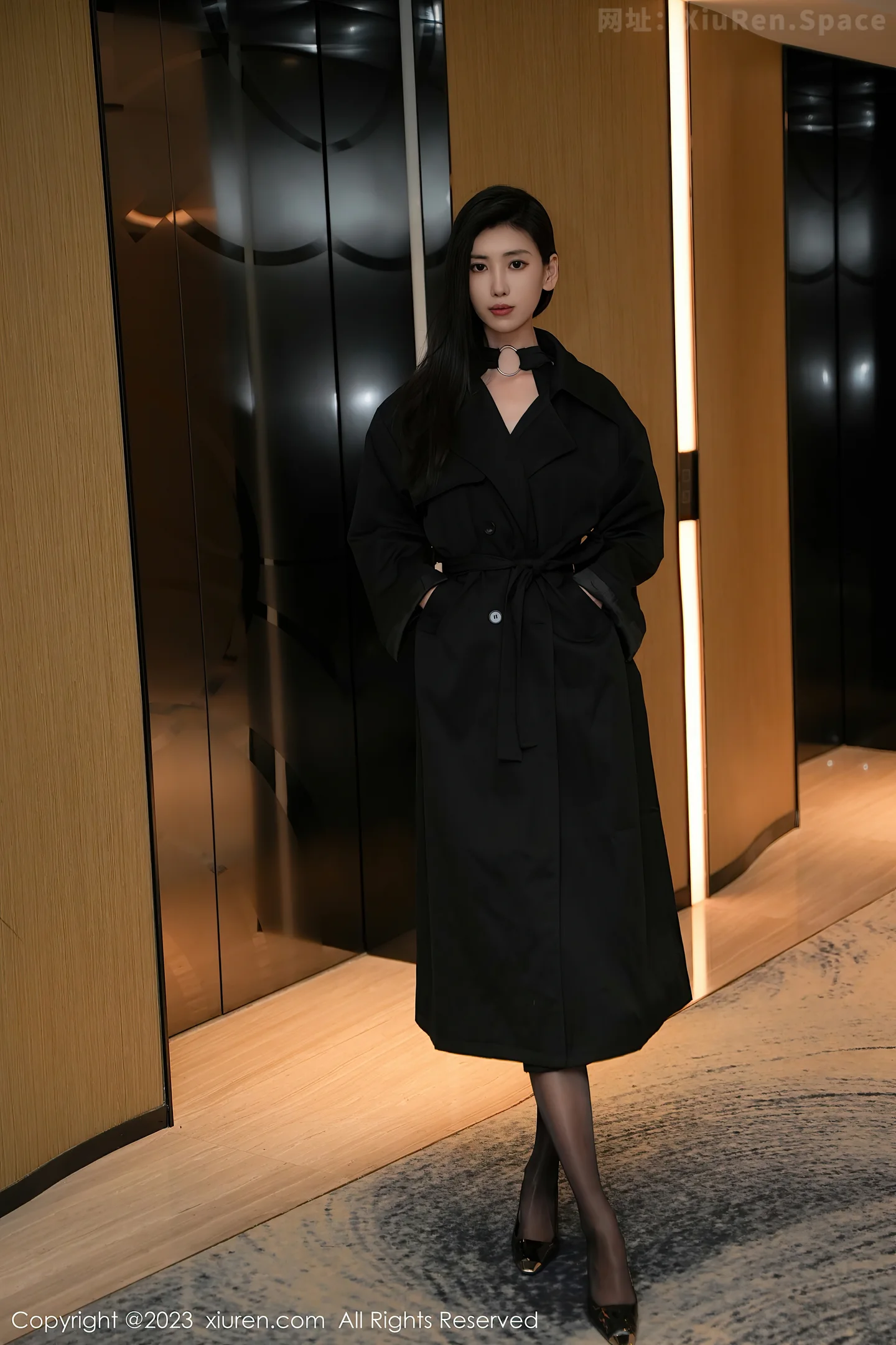 图片[2]-[XiuRen秀人网]VOL.7701 模特章芃芃性感黑色服饰配闪亮开档黑丝秀翘臀美腿迷人诱惑写真81P-秀人网官方网站